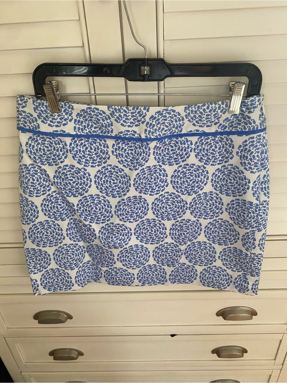 Vineyard Vines White Mini Skirt with Blue Whale Pattern Size 8